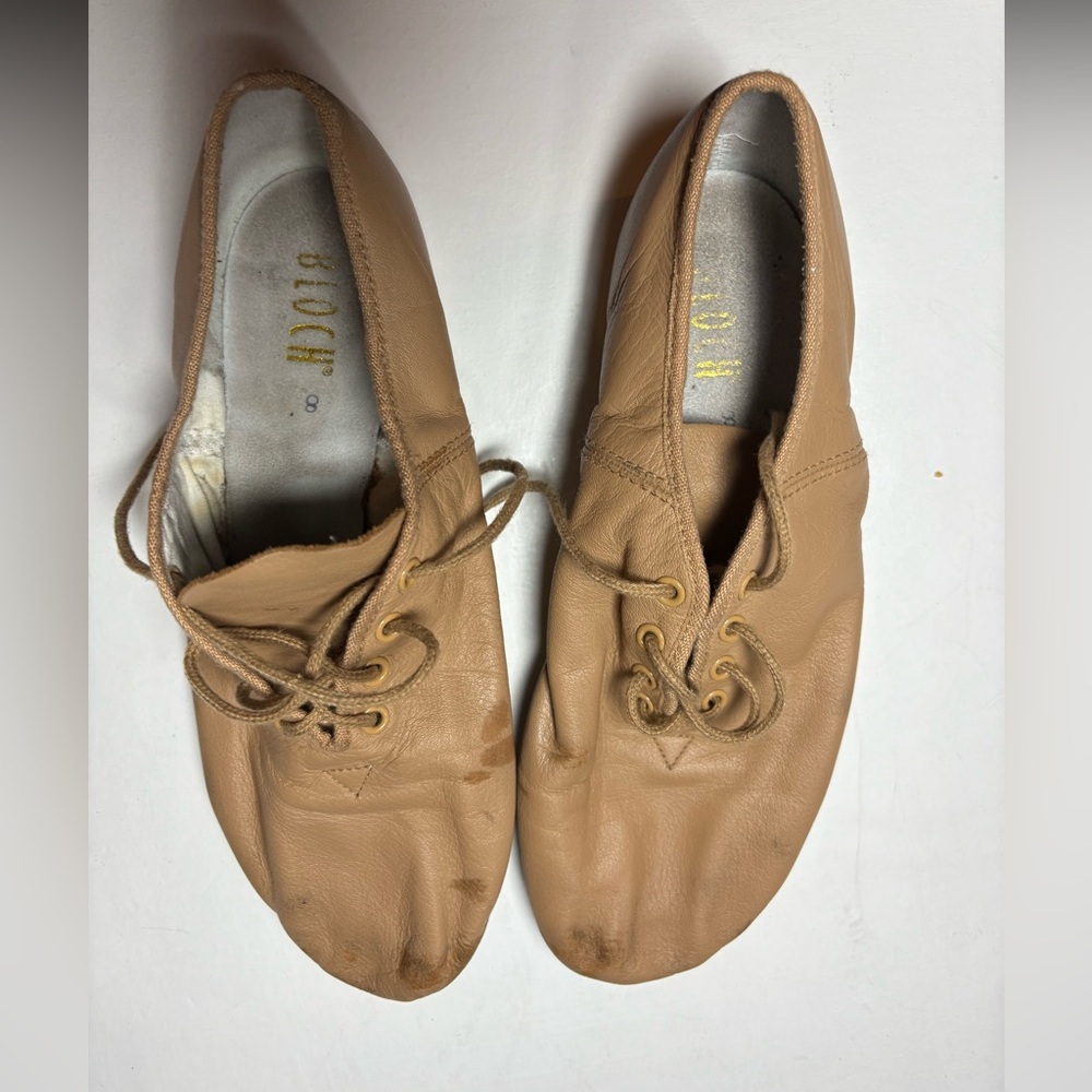 Bloch lace-up split-sole leather jazz shoes in tan.